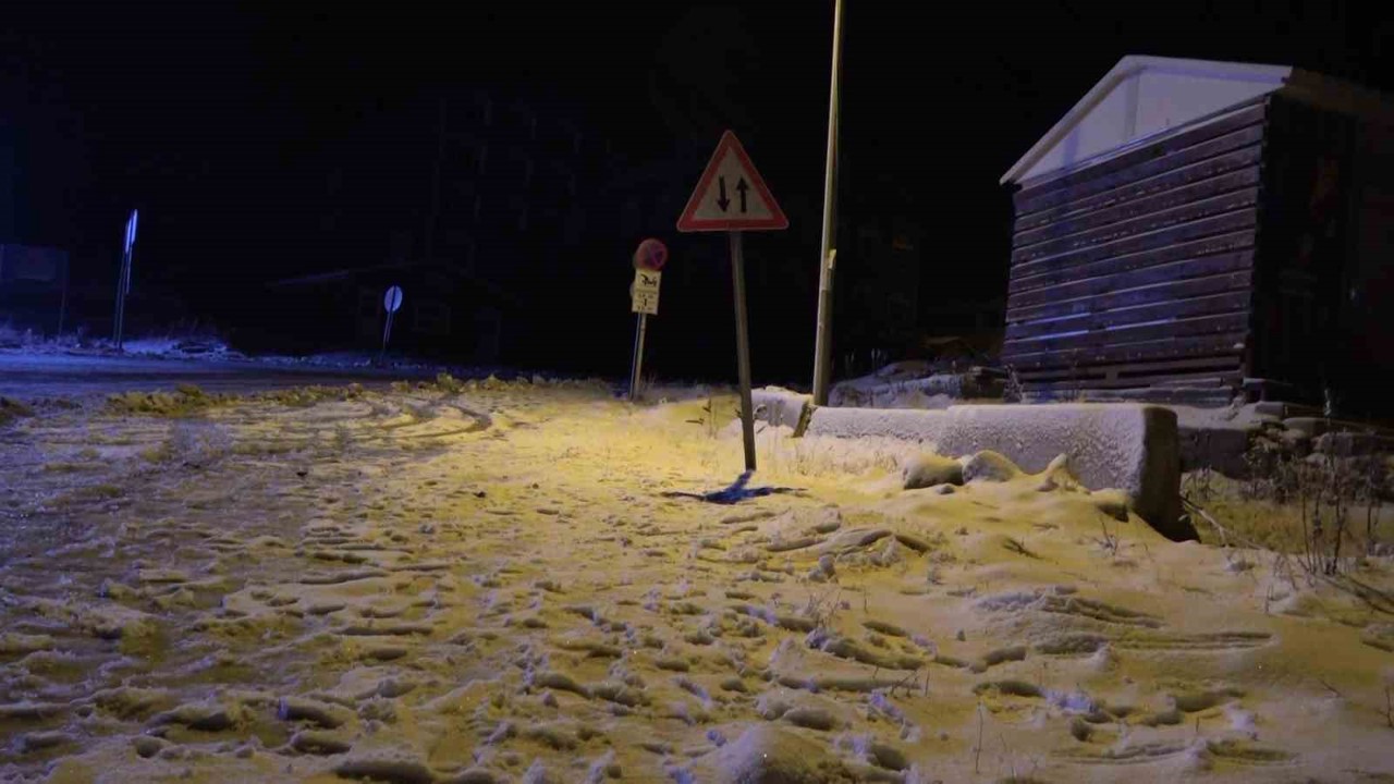 Bursa’da kar yağışını görenler gece yarısı Uludağ’a akın etti
