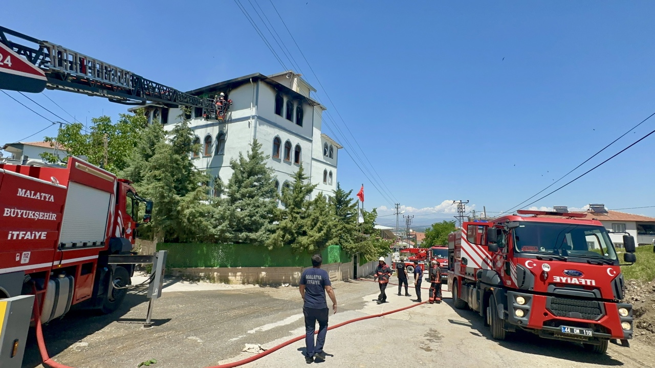 Medresede Korkutan Yangın; Maddi Hasar Oluştu