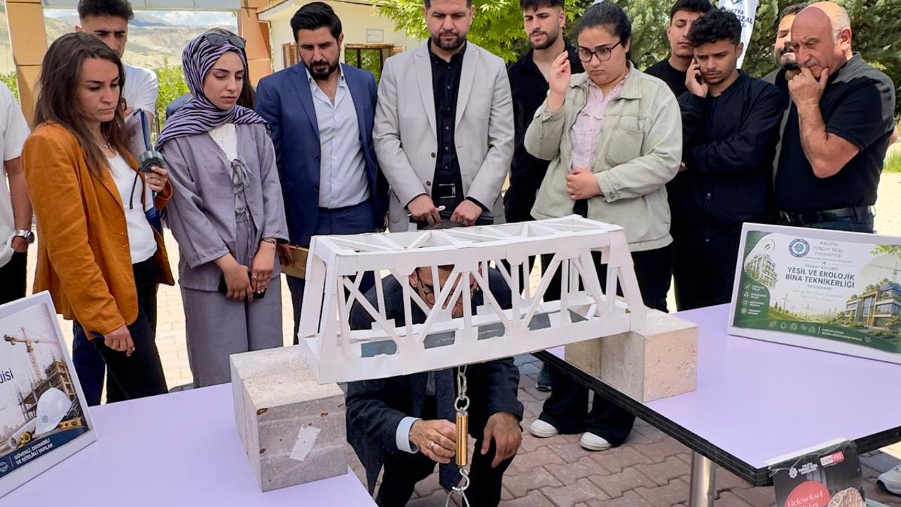 Maket Köprü Yarışmasında Öğrenciler Yeteneklerini Sergiledi