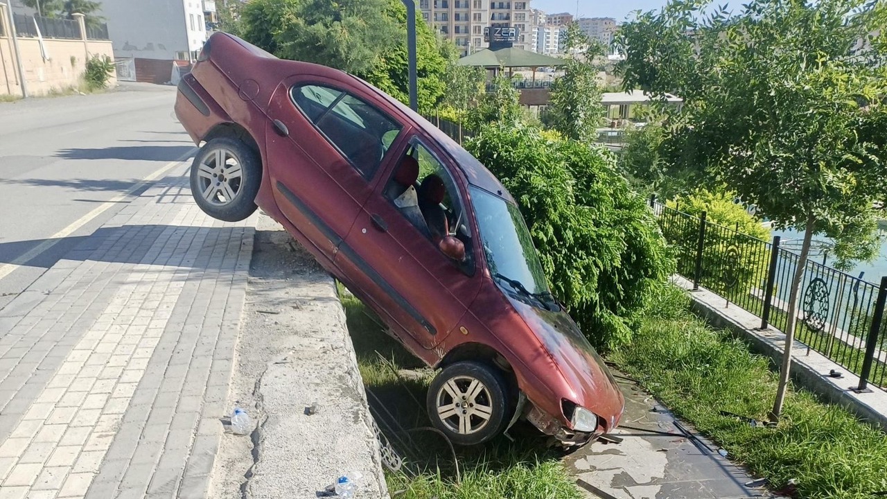 Otomobil Dereye Düşmekten Son Anda Kurtuldu