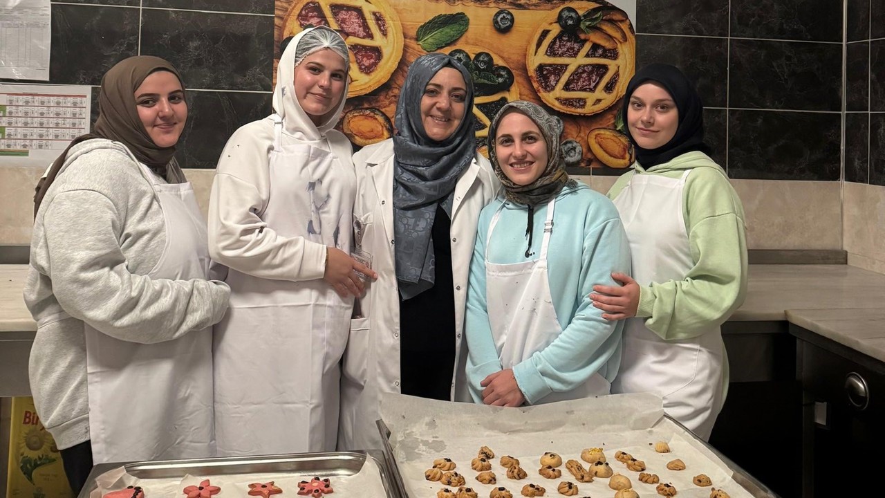 Yurtta kalan kız öğrenciler mutfağa girdi
