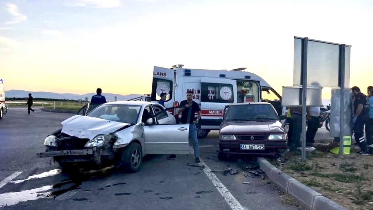 Kuzey Çevreyolu’nda İki Otomobil Çarpıştı: 2 Yaralı