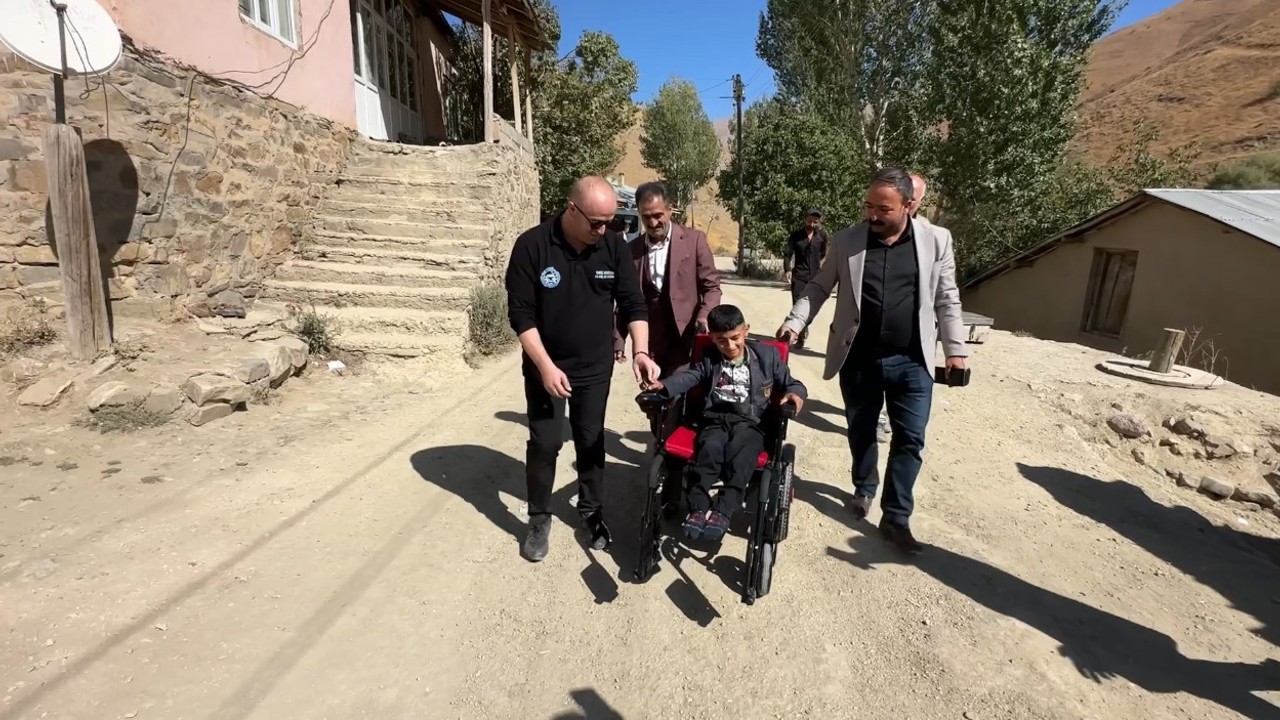 Sınır köyündeki iki özel çocuğun yüzü hasta yatağı ve akülü sandalyeyle güldü
