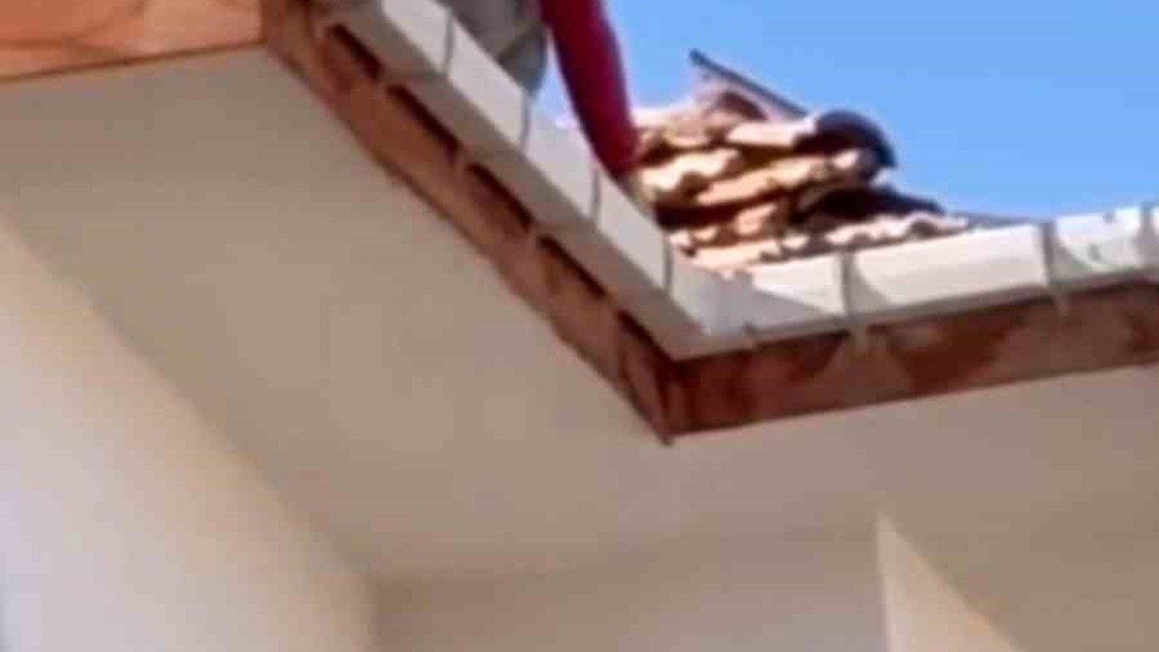 Elazığ’da çatıda tehlikeli çalışma
