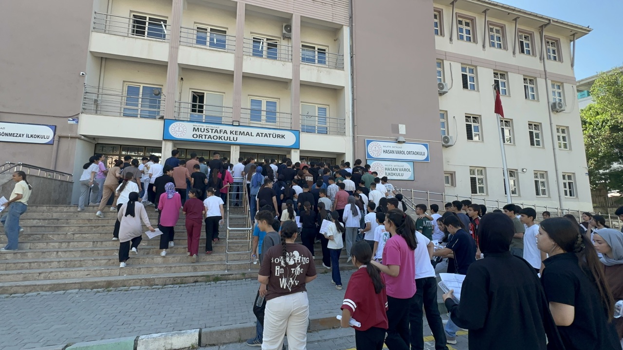 Malatya’da 10 bin 109 öğrencinin katıldığı Liselere Geçiş Sınavı (LGS) sabah saa