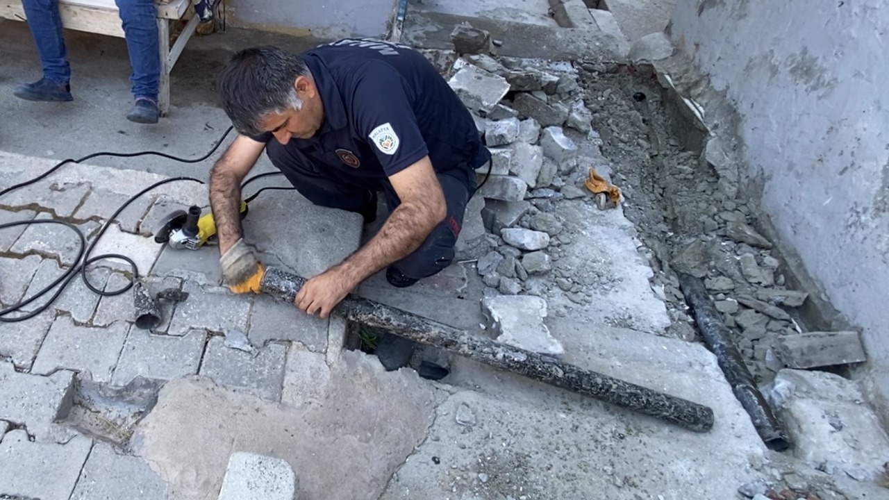 Beton Kırıldı, Boru Kesildi: Yavru Kediye Umut Operasyonu