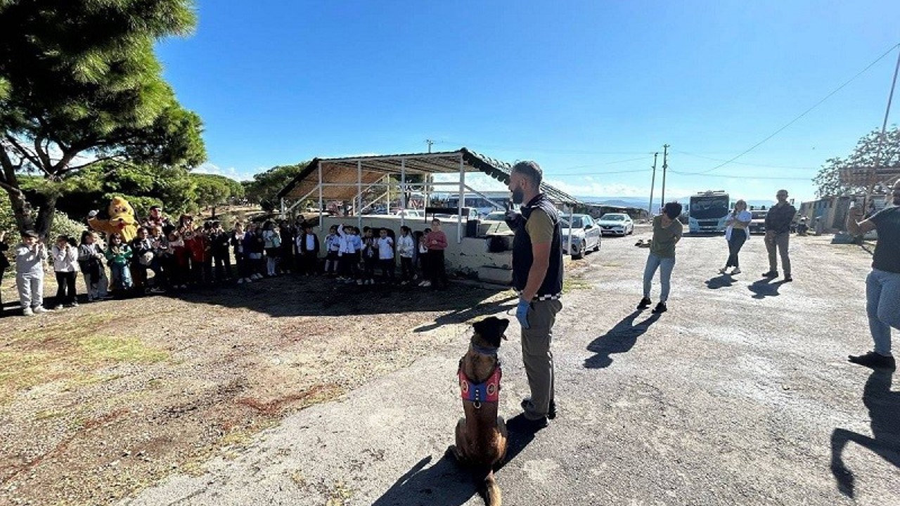Ayvalık’ta öğrenciler narkotik köpeğiyle bir araya geldi
