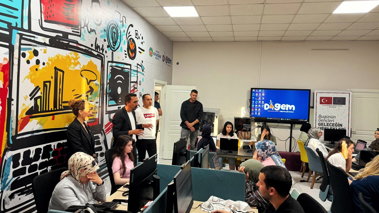 Türk Büro-Sen’den Adalet Adaylarına Ücretsiz Klavye Kursu Desteği