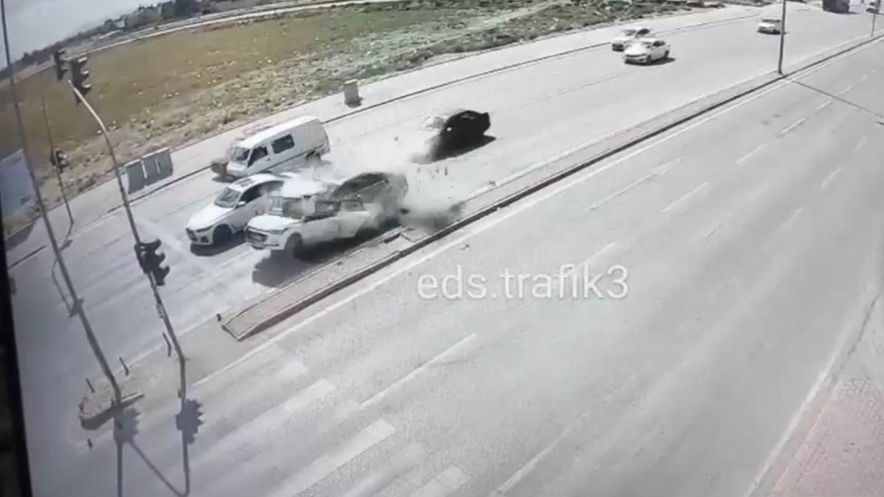 Kırmızı ışıkta duran otomobile arkadan son sürat çarptı
