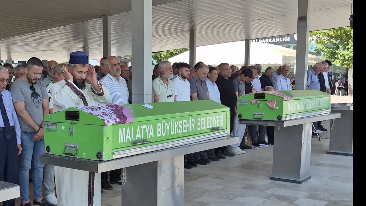 Malatya’daki Aile Faciasında Anne ve Kız Son Yolculuğuna Uğurlandı