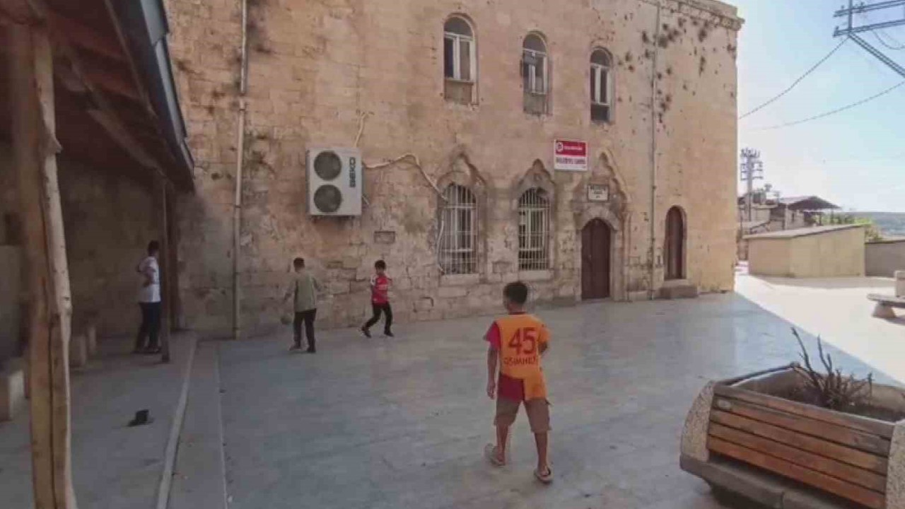 Depremde hasar gören cami ibadete kapalı

