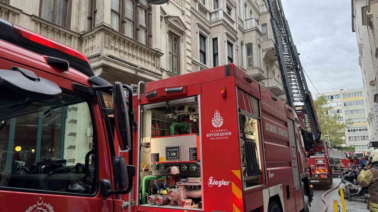 Beyoğlu’nda otelde çıkan yangın kontrol altına alındı
