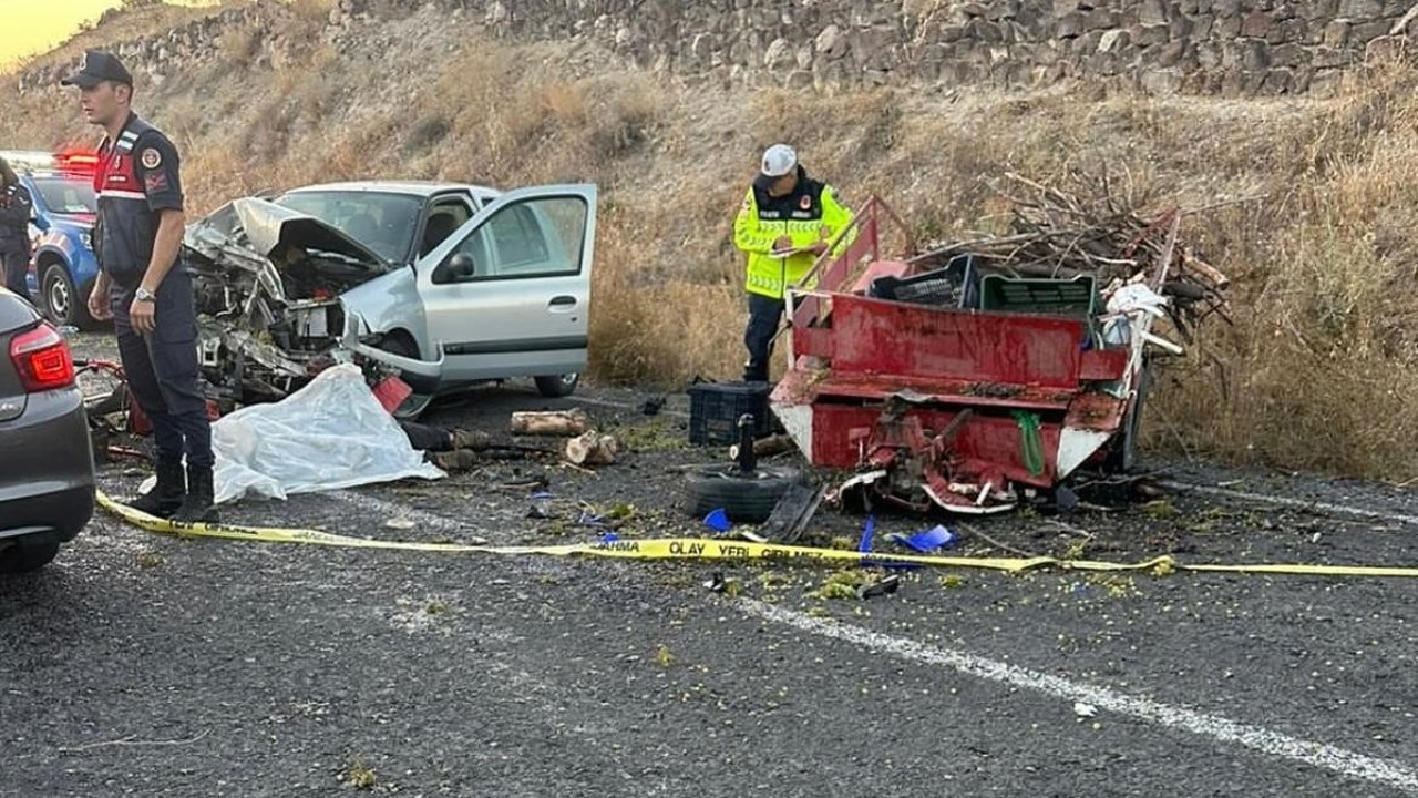 Tarım aracı ile otomobil çarpıştı: 1 ölü, 4 yaralı
