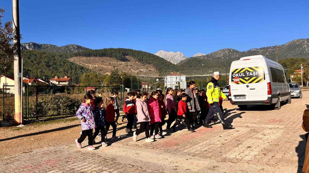 Eğirdir jandarmasından öğrencilere trafik dersi
