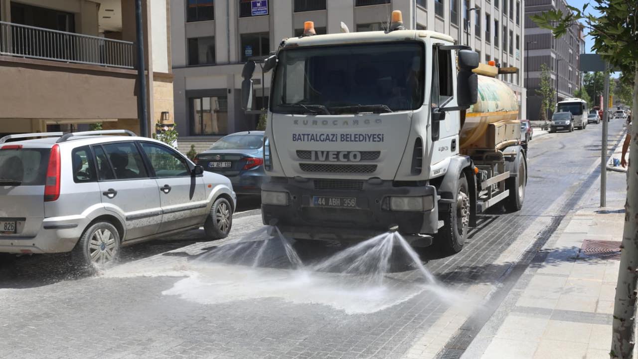 Battalgazi Belediyesi’nden Akpınar Çarşısı’nda Kapsamlı Temizlik Çalışması