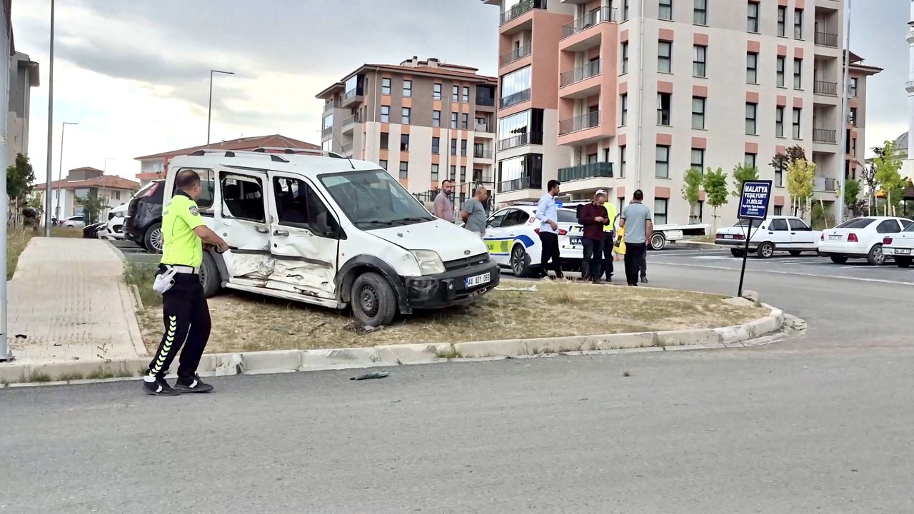Minibüs ile Hafif Ticari Araç Çarpıştı: 2 Yaralı