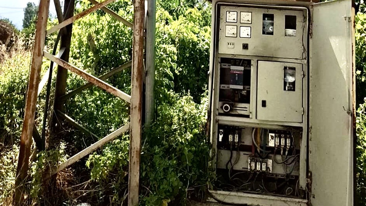 Açık Elektrik Panoları Mahalleliyi Endişelendiriyor