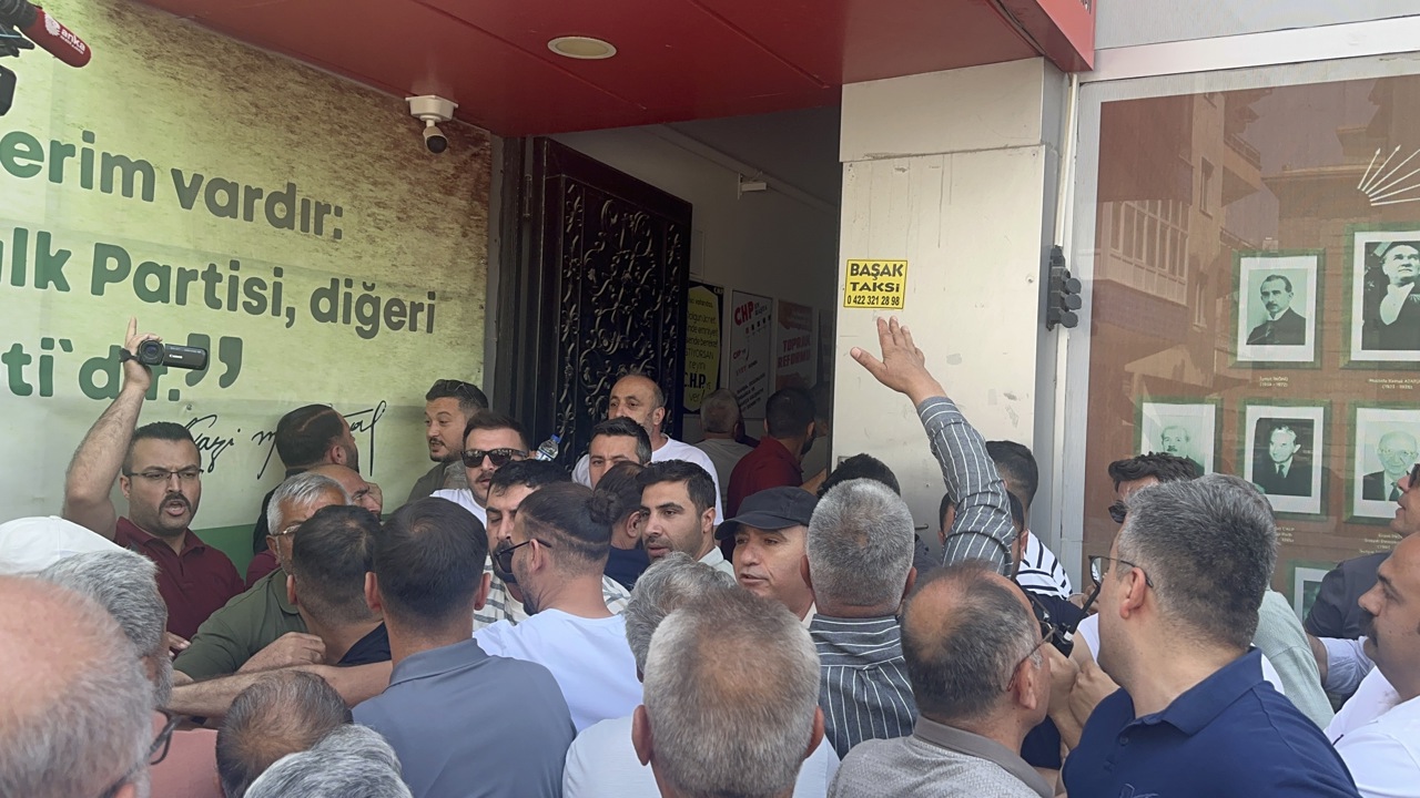 CHP Malatya İl Başkanlığında yeni atanan Hakan Satılmış'ın ekibiyle birlikte gec