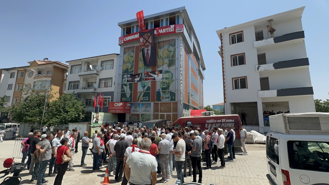 CHP Malatya İl Başkanlığı görevinden alınan Barış Yıldız ve beraberindeki partil