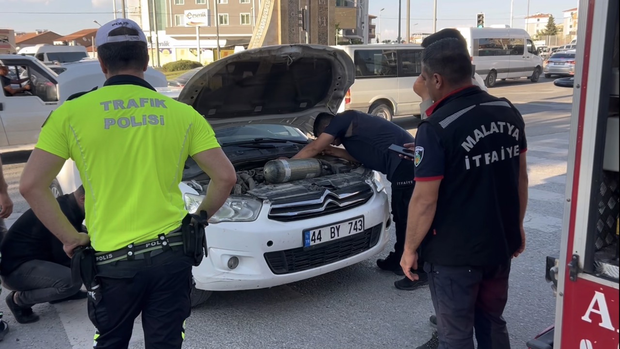 Malatya’da seyir halindeki bir araçtan gelen kedi sesini fark eden sürücü, yardı