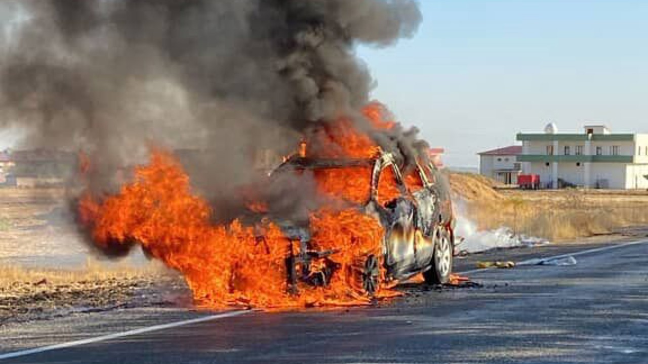 Diyarbakır’da seyir halindeki otomobil alevlere teslim oldu
