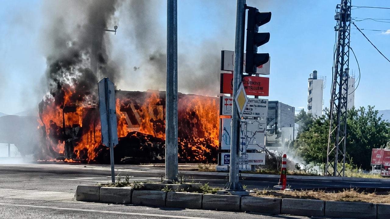 Saman Yüklü Tır Alevlere Teslim Oldu