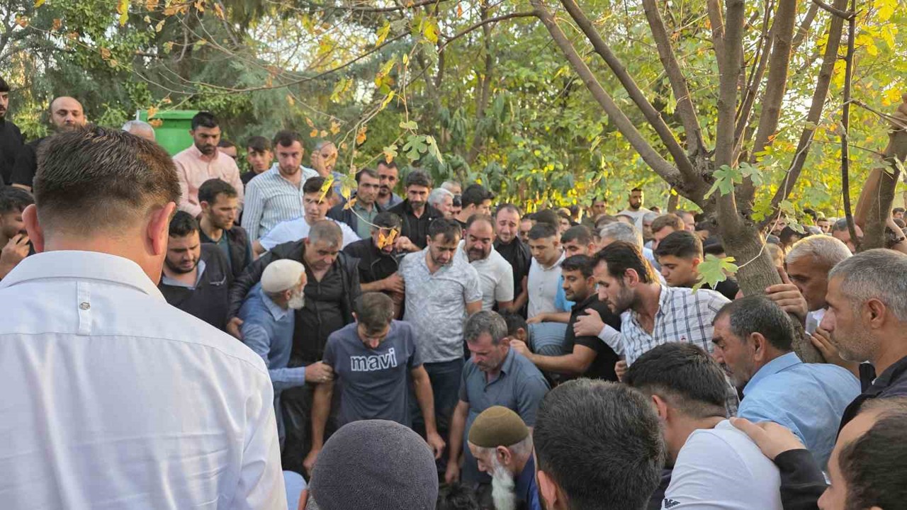İskenderun’daki feci kazada ölen 3 arkadaş memleketlerinde toprağa verildi
