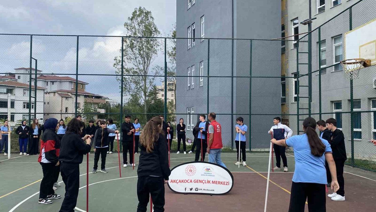 Akçakoca’da Gençlik Merkezi, faaliyetlerini okullara taşıdı
