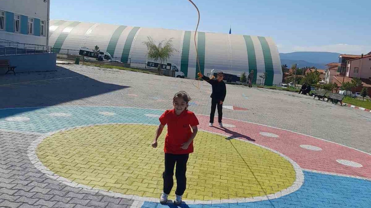 Tavşanlı’da 5’inci sınıf öğrencileri hem oyunlarla öğreniyor hem de eğleniyor
