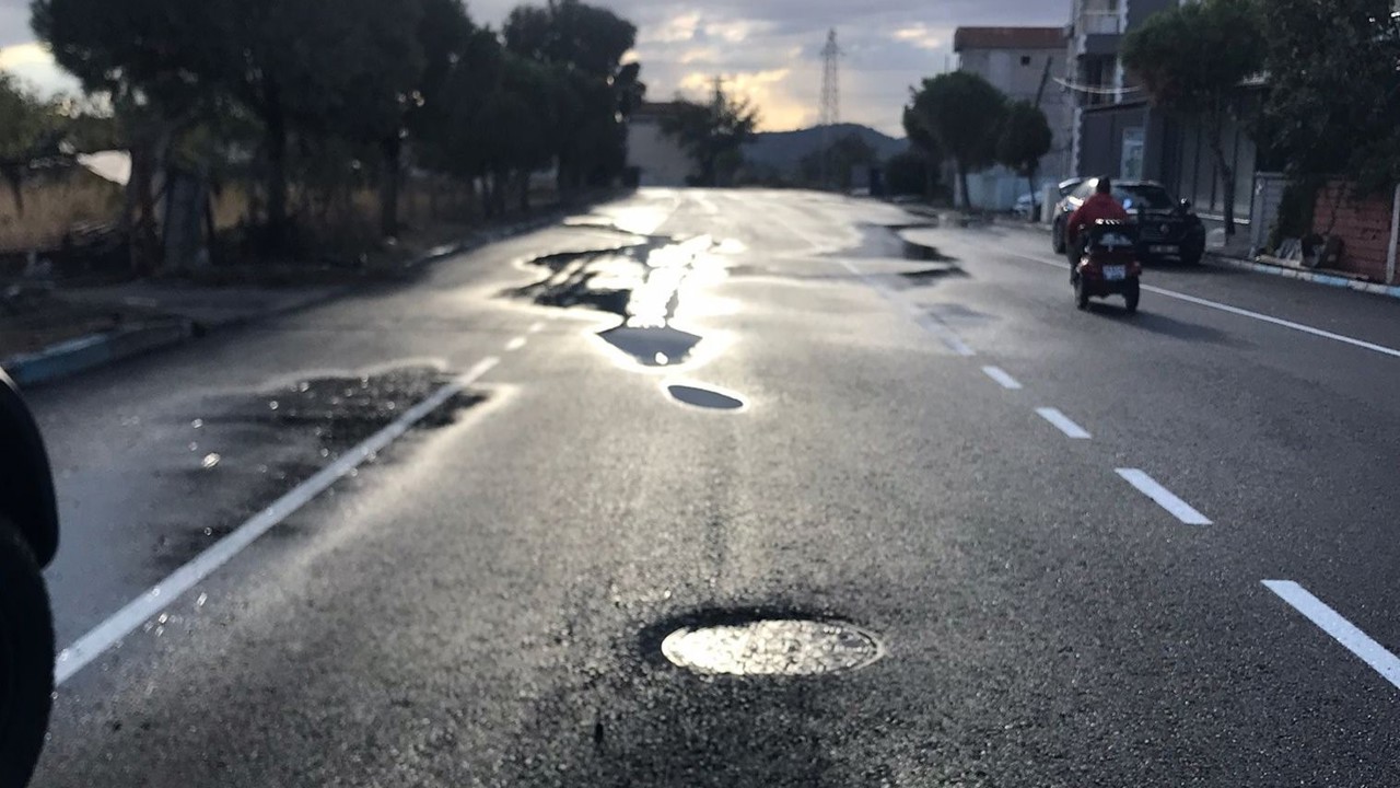 İzmir Büyükşehir’in Helvacı asfaltı 11 günde çöktü
