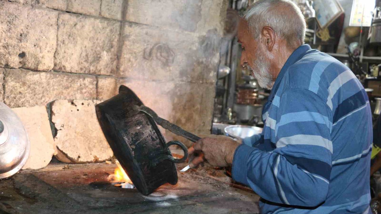 Şanlıurfa’da kalay ustası 75 yıldır mesleğini aşkla sürdürüyor
