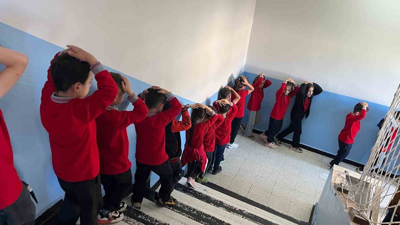 Bingöl’de 54 okulda eş zamanlı deprem tatbikatı
