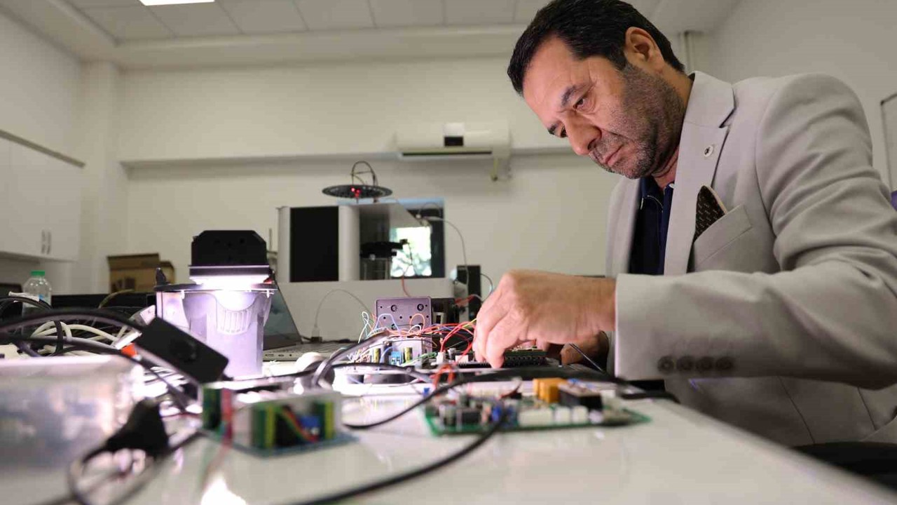 Türk profesörden milli yenilik: Işığı dalga boylarına ayıran cihaz dünya pazarında
