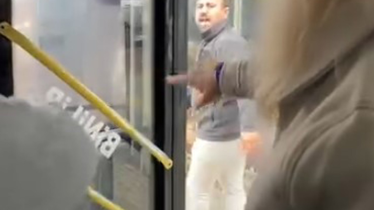 Otobüs sürücüsü yolculara küstü otobüsü durağa çekip kendisi aşağıya indi
