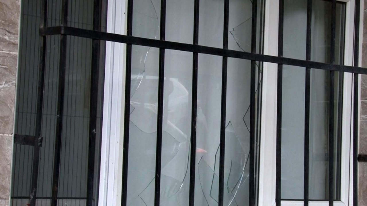 Gaziosmanpaşa’da cezaevinden tahliye olan bir kişinin evine el yapımı patlayıcı atıldı
