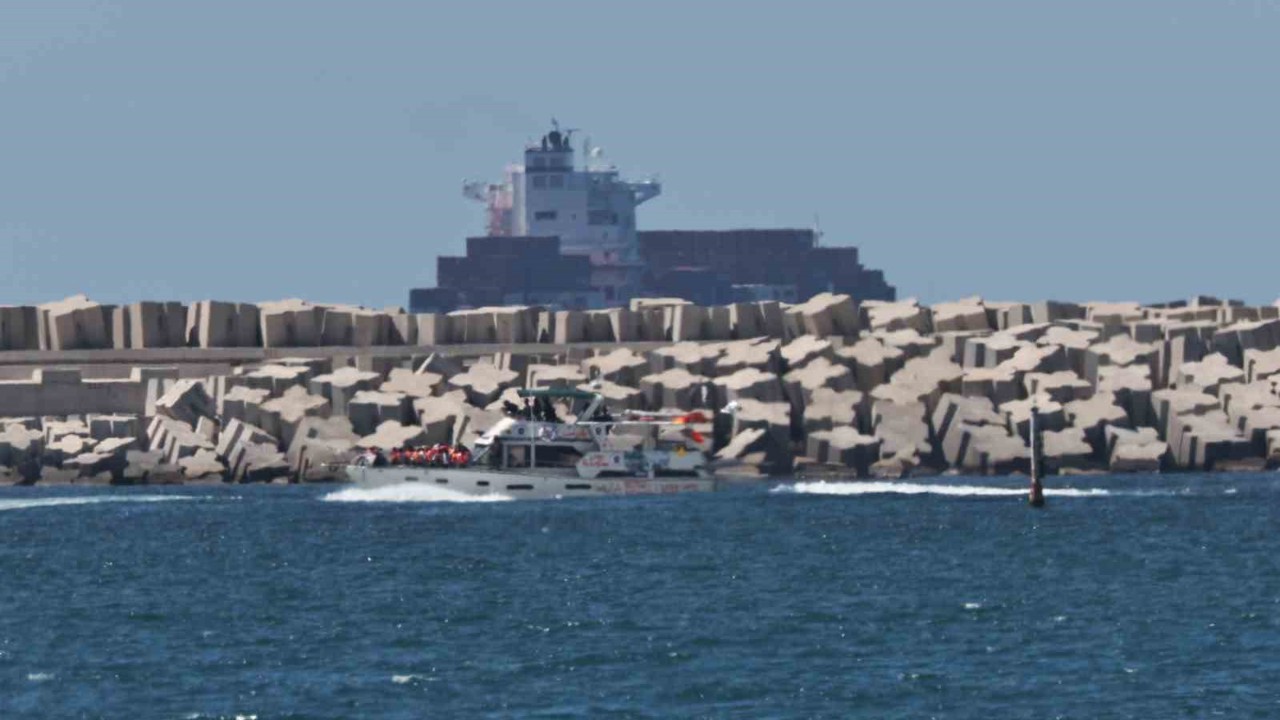 İsrail’in alıkoyduğu Küresel Sumud Filosu’ndaki aktivistler Aşdod Limanı’na getirildi
