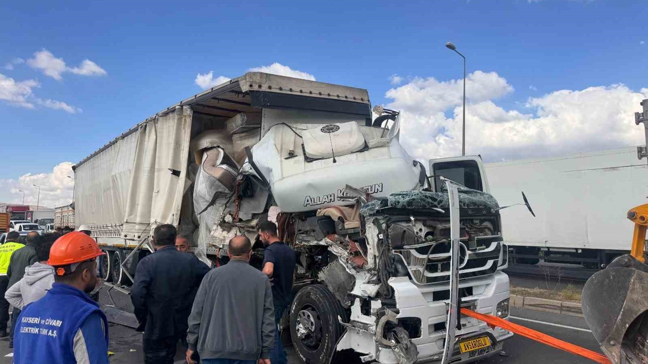 Kayseri’de 3 araçlı zincirleme kaza: 3 yaralı
