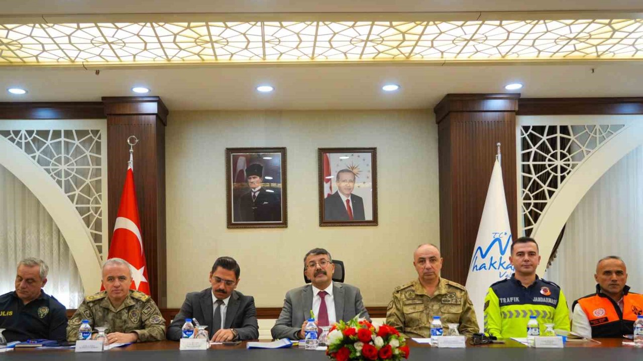 Hakkari Valisi Çelik trafik güvenliği toplantısına katıldı
