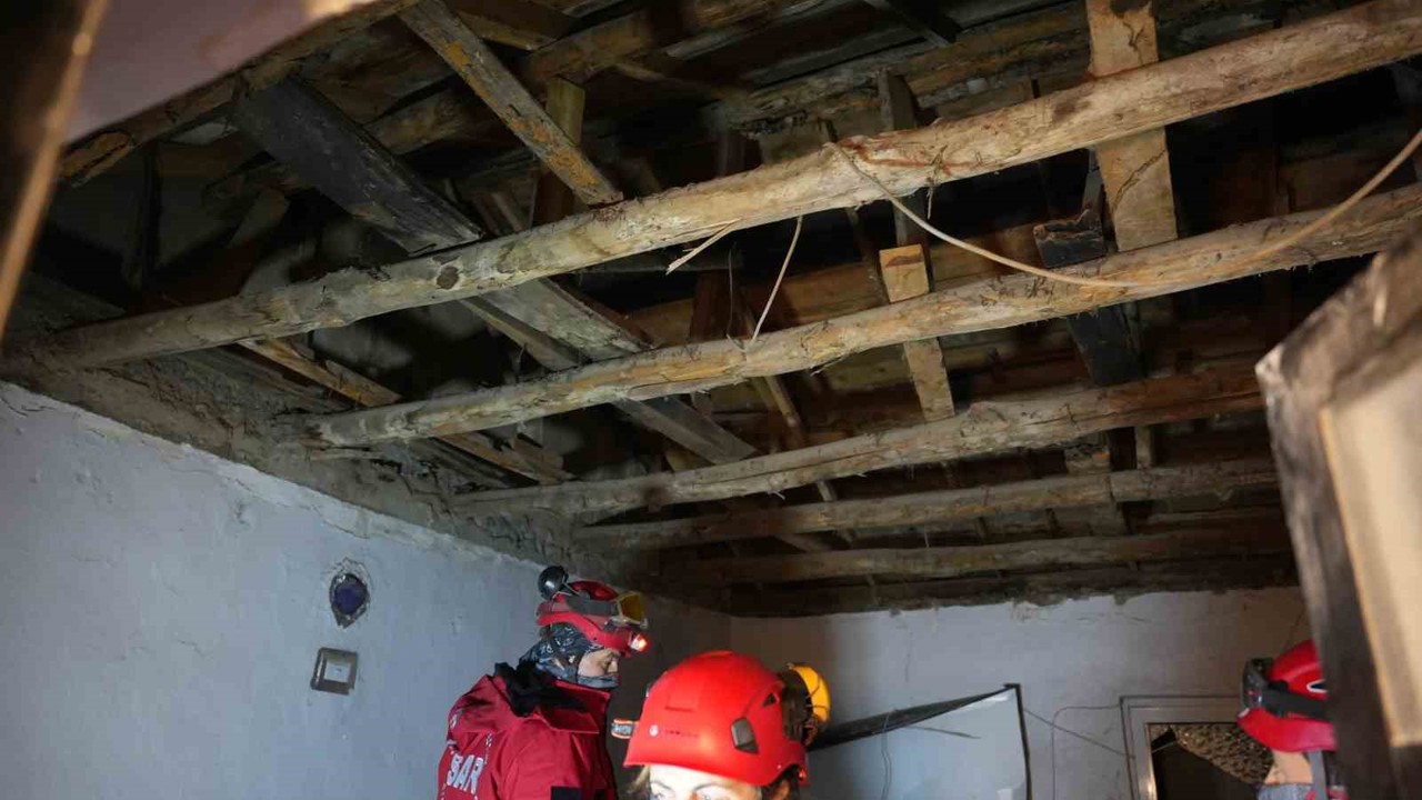 Düğün çerezi hazırlayan ailenin başına evin tavanı çöktü
