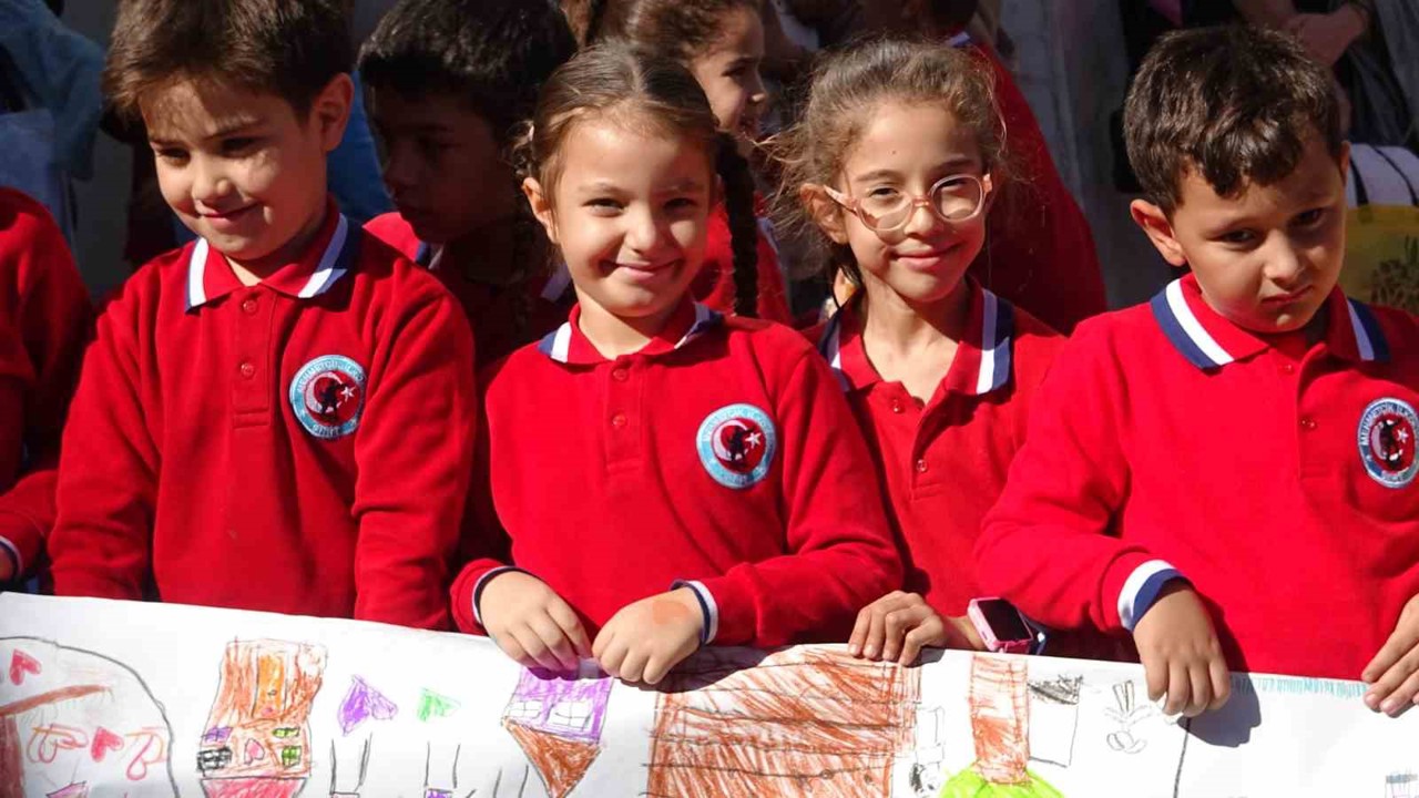 Siirt’te bin 500 öğrenci aynı anda ‘aile’ temasıyla resim çizdi
