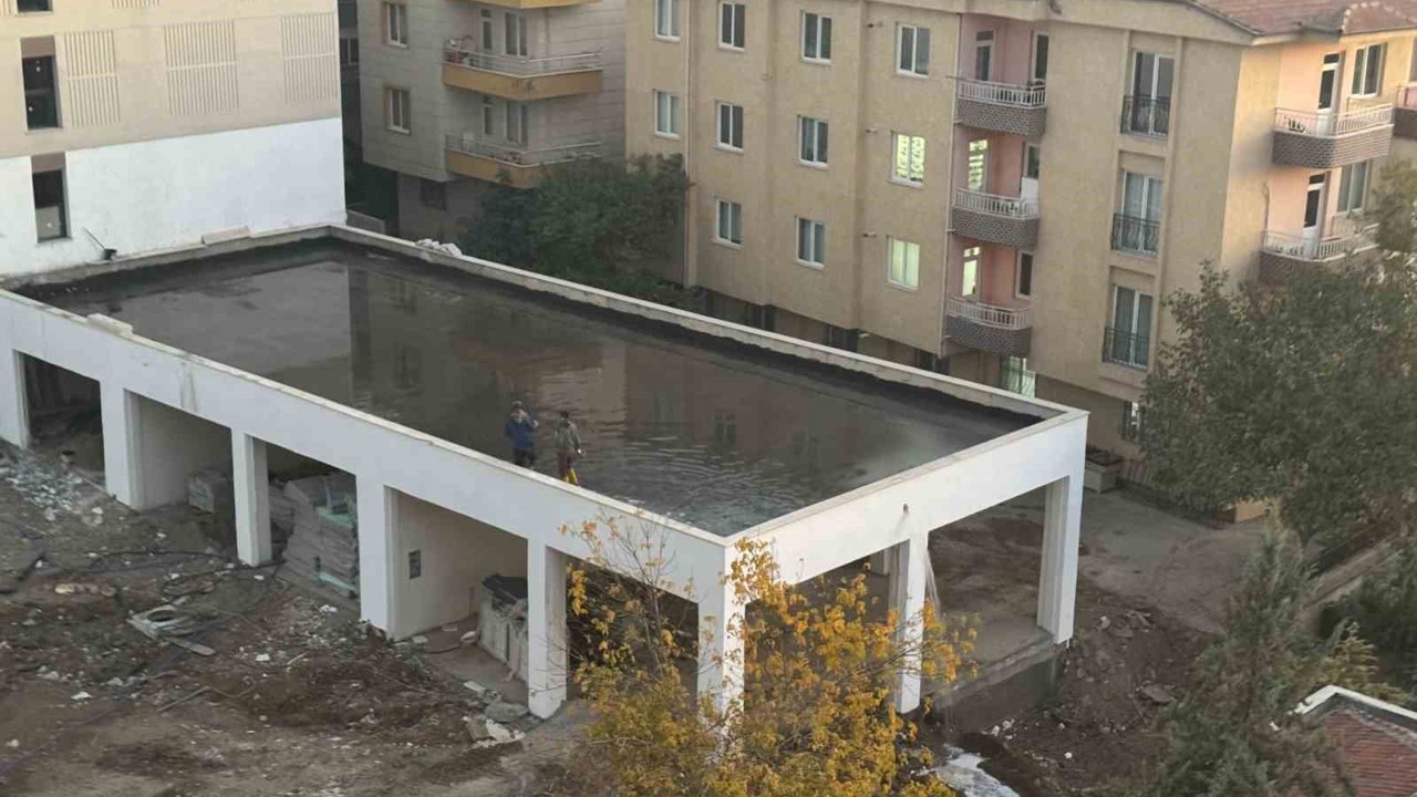 Malatya’da rezerv alandaki inşaat suyla doldu, tahliye için duvar delindi
