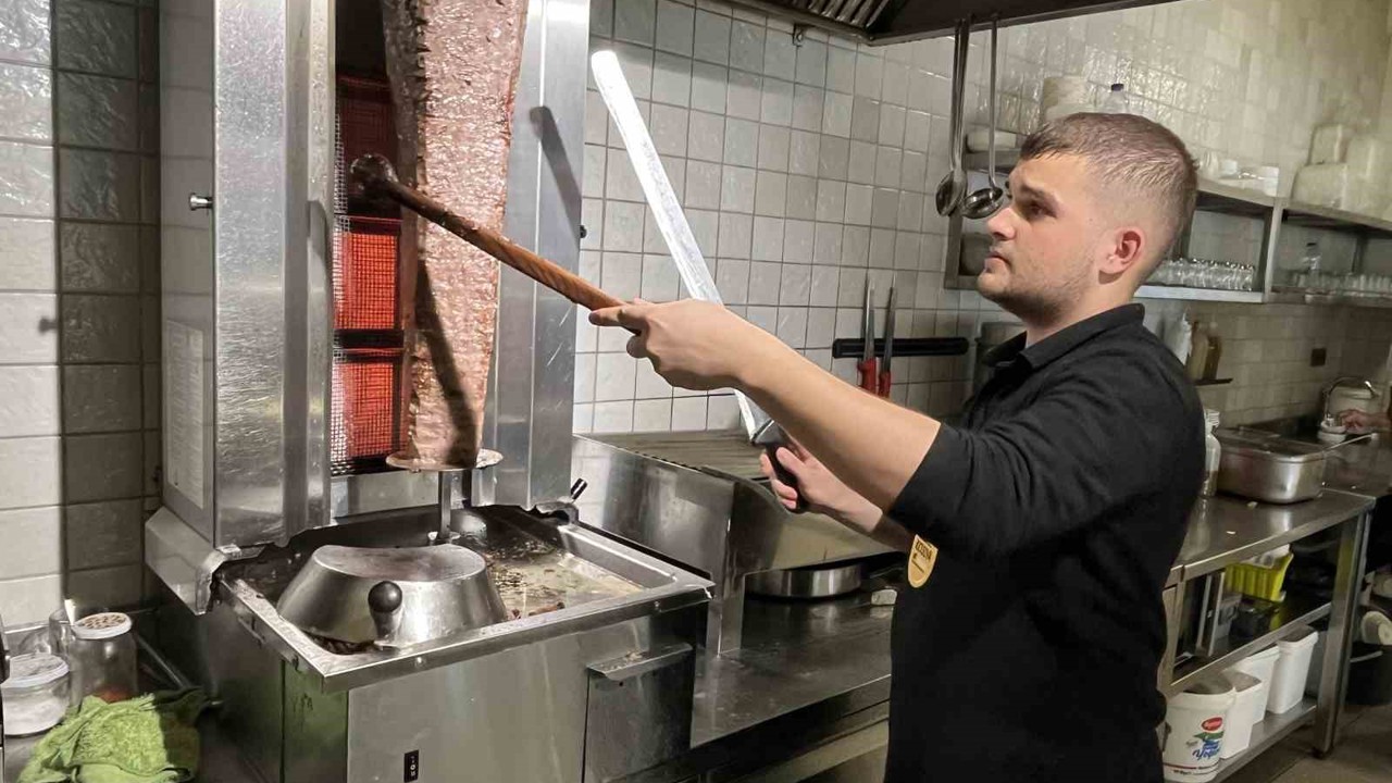 Eli kalem değil kepçe tuttu, 17 yaşında 30 çeşit yemek çıkartıyor
