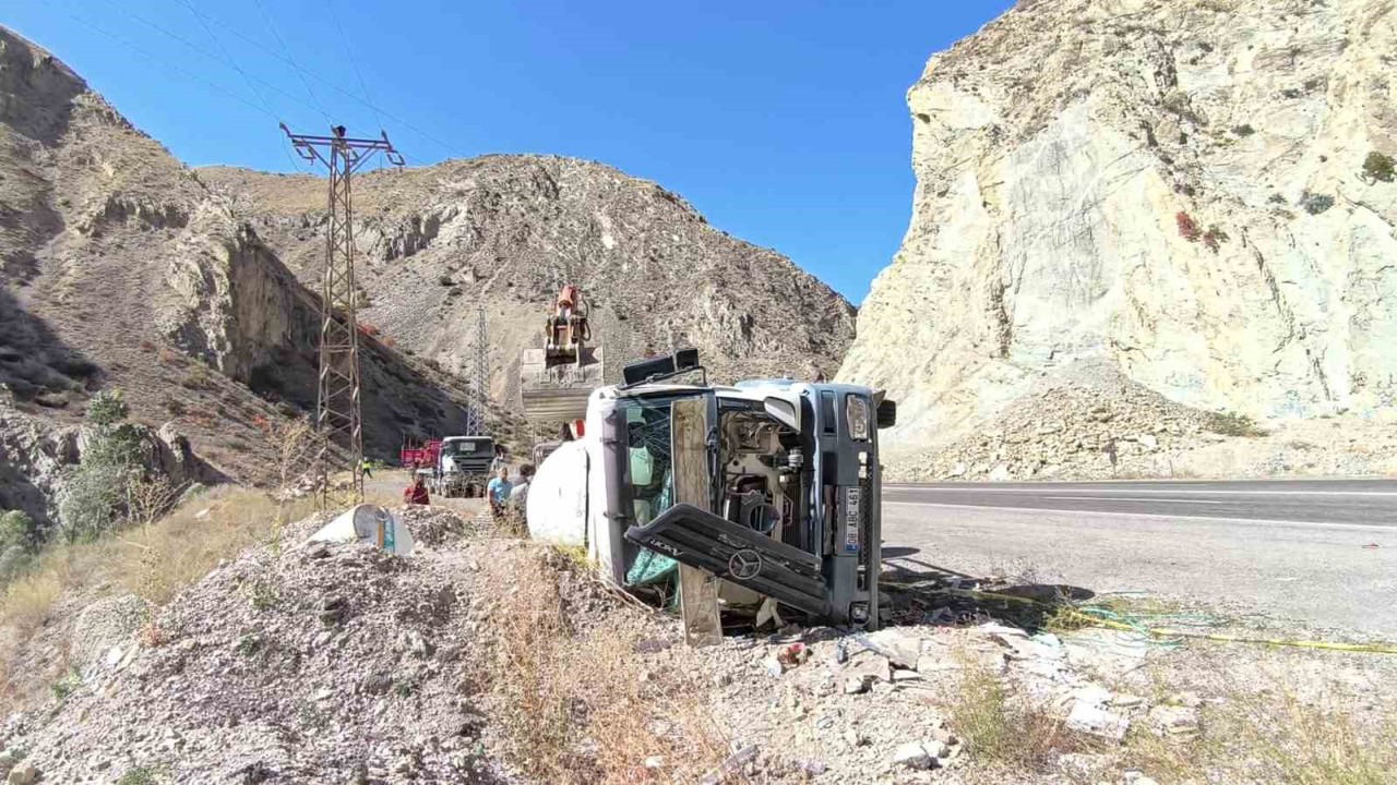 Erzurum-Artvin karayolunda kaza: Beton mikseri devrildi
