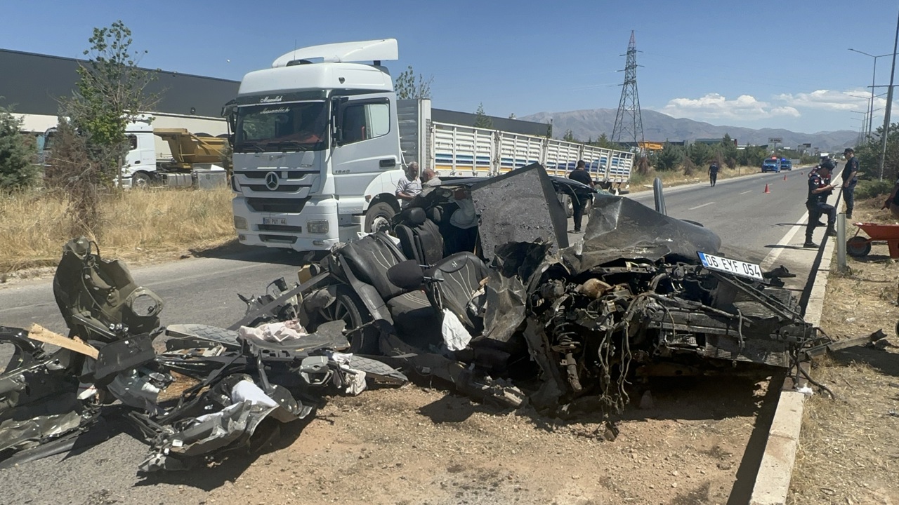 Tıra Arkadan Çarpan Otomobil Hurdaya Döndü: Sürücü Ağır Yaralı