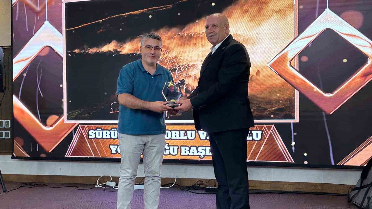 İHA muhabiri Özkan Olcay, birincilik ödülünü aldı
