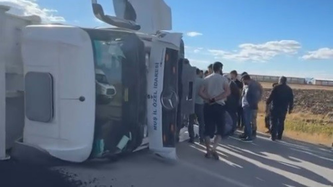Muş’ta asfalt yüklü kamyon devrildi: 1 yaralı
