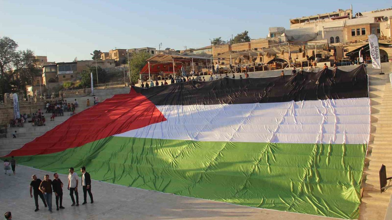 Şanlıurfa’da İsrail’in saldırıları dev Filistin bayrağıyla protesto edildi
