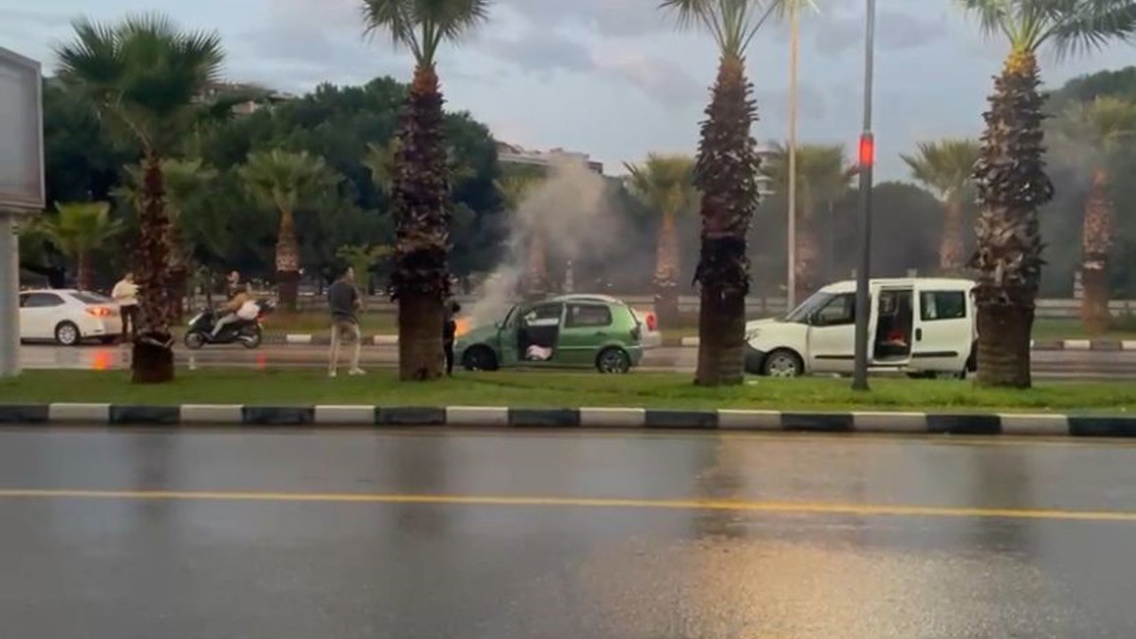 Manisa’da seyir halindeki otomobil alev aldı
