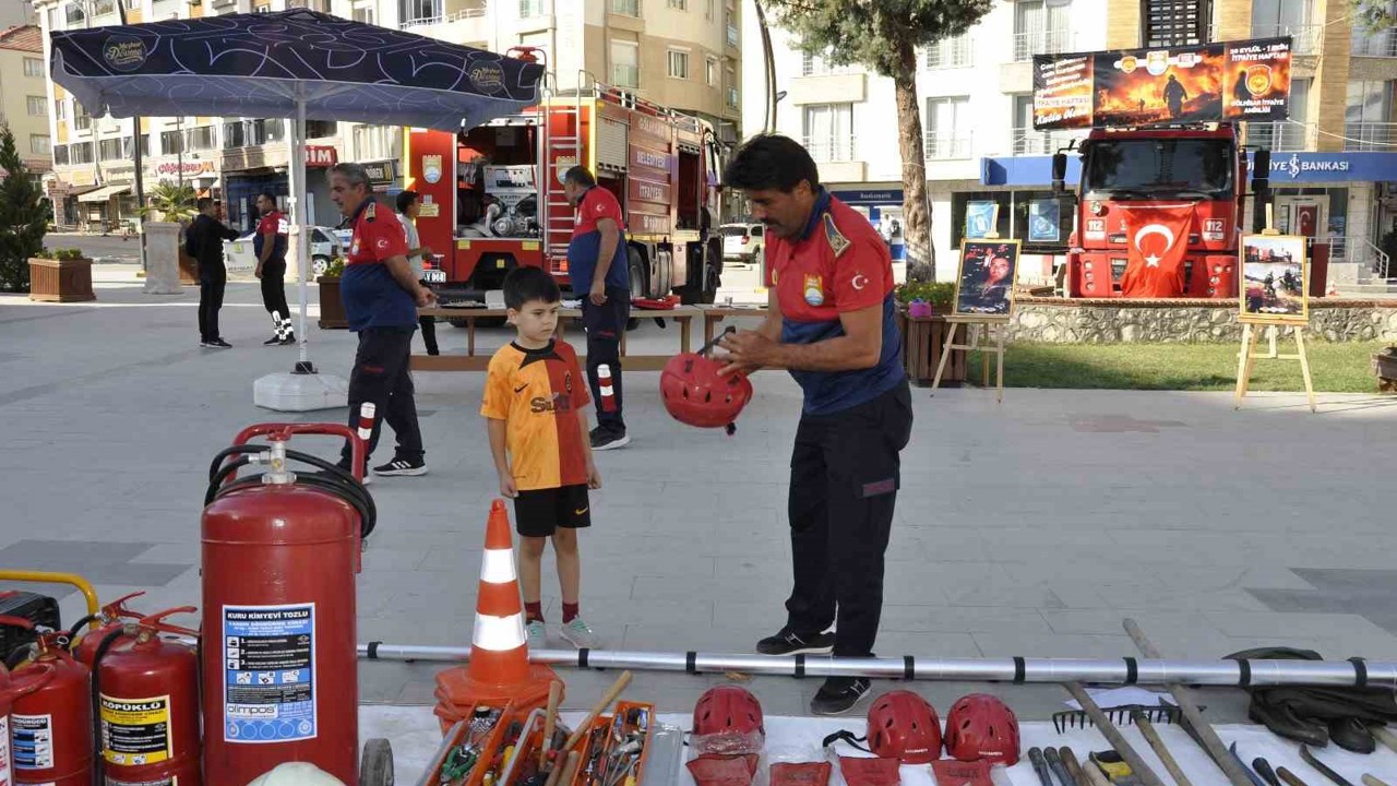 Çocuklara itfaiye ekipmanları anlatıldı
