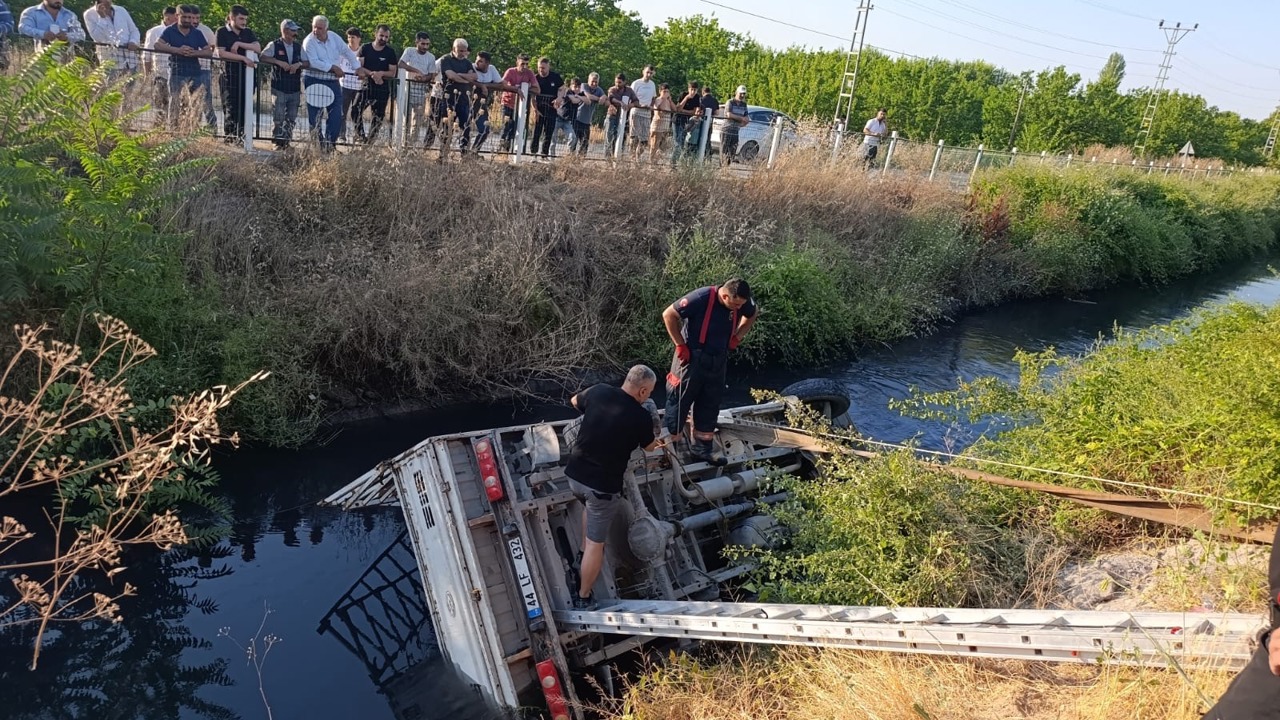 Malatya’nın Yeşilyurt ilçesinde yem yüklü kamyonun sulama kanalına devrilmesi so